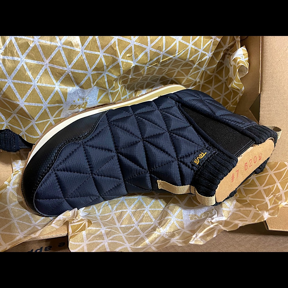 Teva women’s Ember mid boot black Sz 7